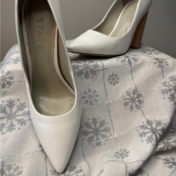 1. State white pumps 10 - Picture 3 of 9